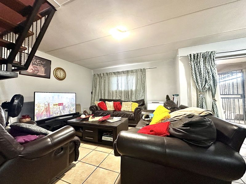 Townhouse For Sale in Annlin - Photo 4