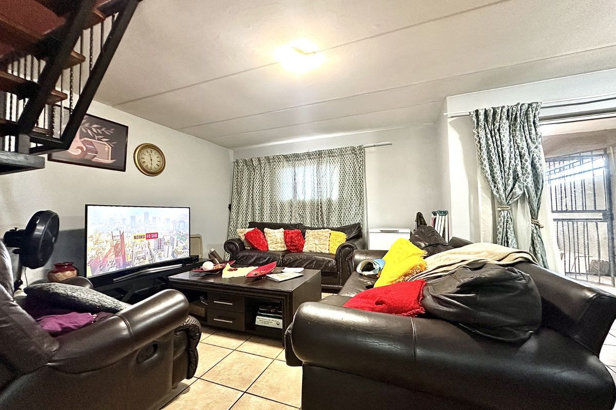 Townhouse For Sale in Annlin - Photo 4