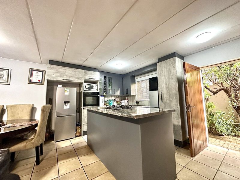 Townhouse For Sale in Annlin - Photo 5