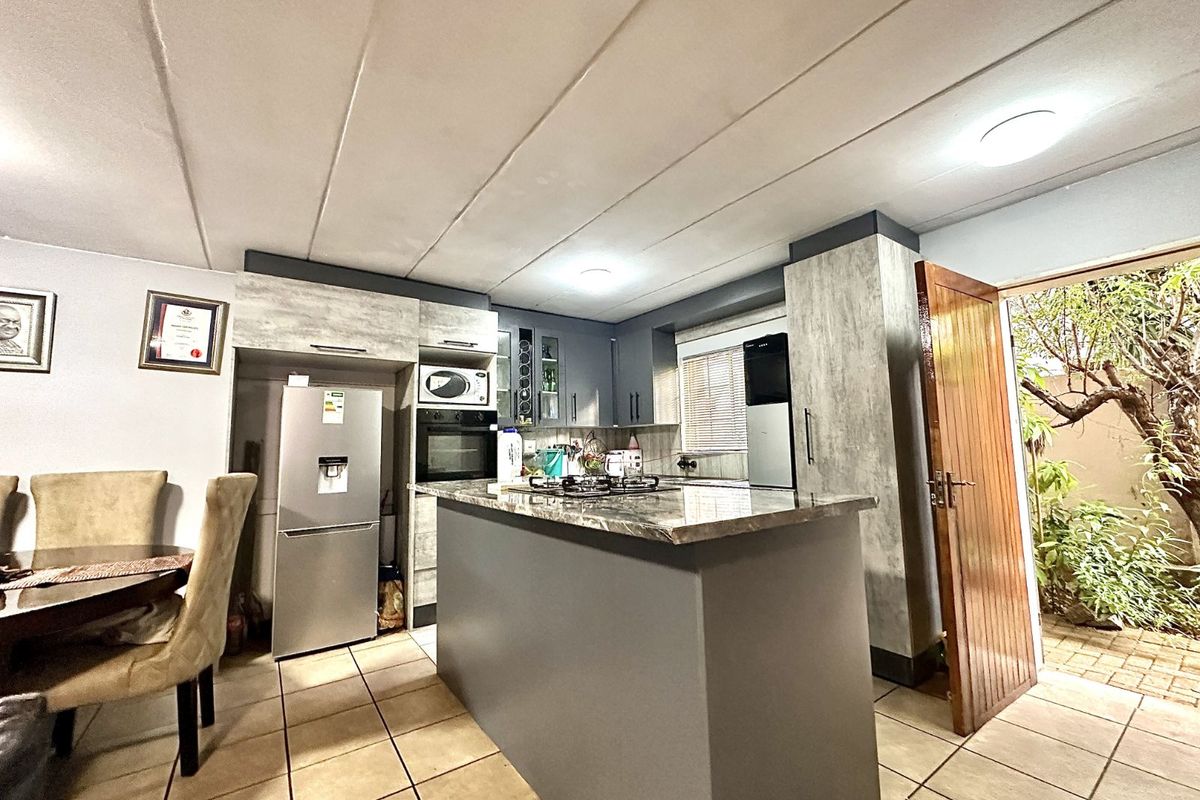 Townhouse For Sale in Annlin - Photo 5