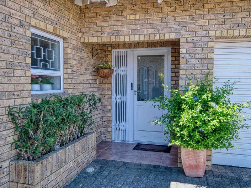 Townhouse For Sale in Miramar - Photo 4