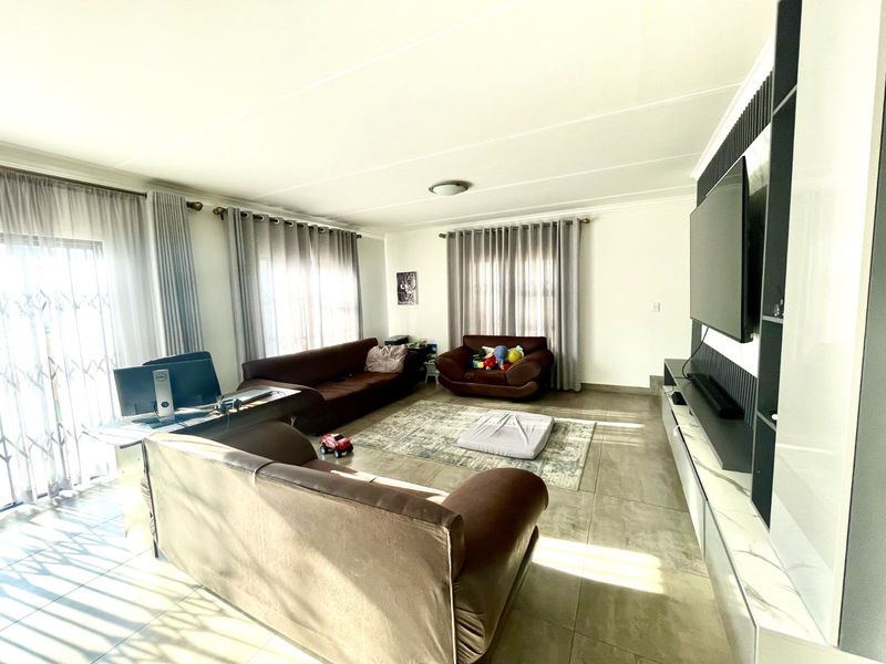 House For Sale in Thatchfield Ridge - Photo 3