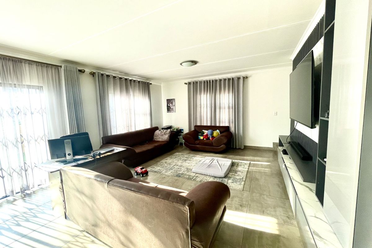 House For Sale in Thatchfield Ridge - Photo 3