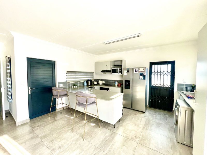 House For Sale in Thatchfield Ridge - Photo 2