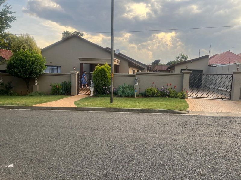 House For Sale in Primrose - Photo 4