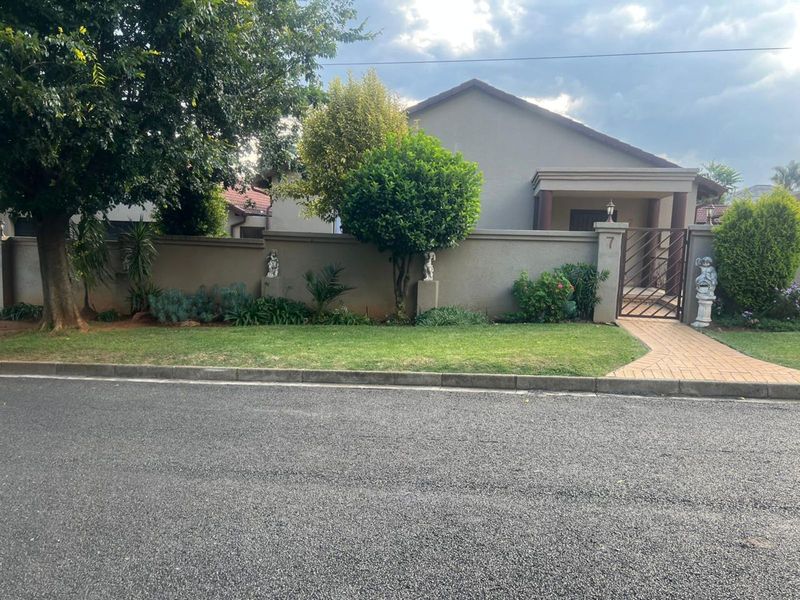 House For Sale in Primrose - Photo 2