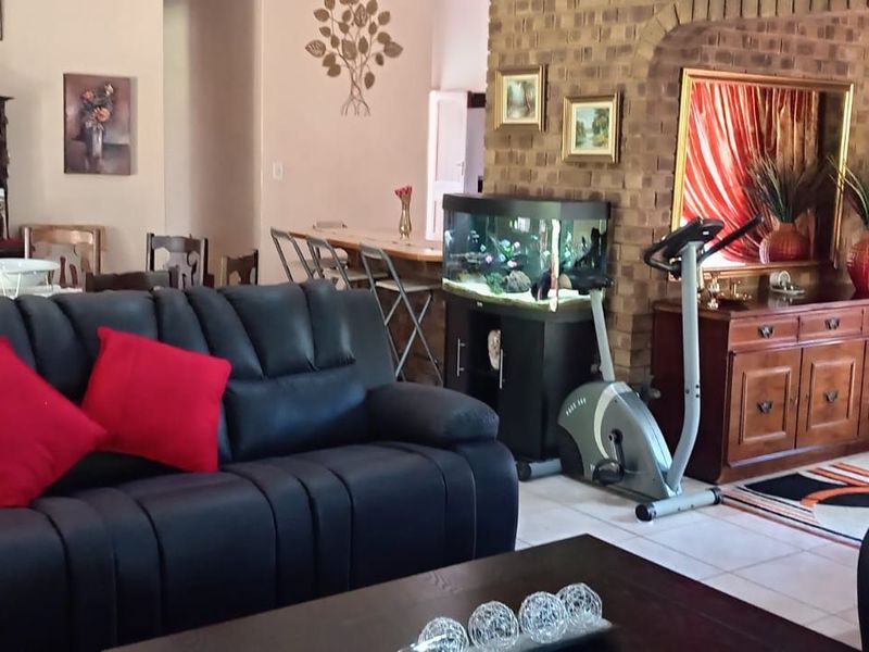 House For Sale in Zwartkop - Photo 10