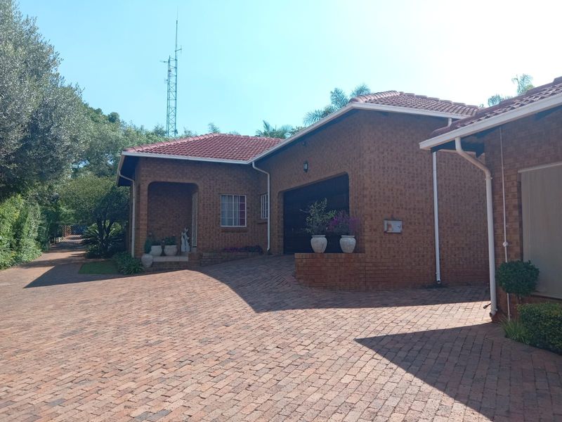 House For Sale in Zwartkop - Photo 2