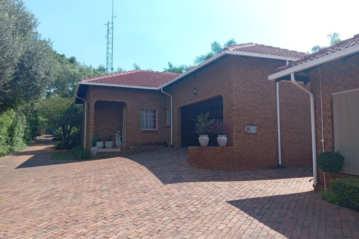 House For Sale in Zwartkop - Photo 2