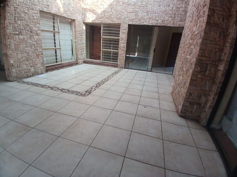 House For Sale in Gallo Manor - Photo 2