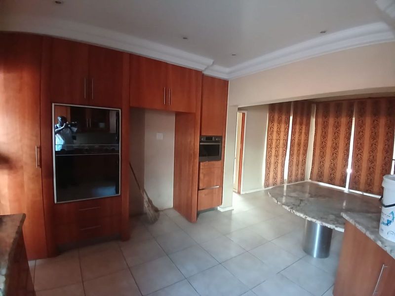 House For Sale in Gallo Manor - Photo 6