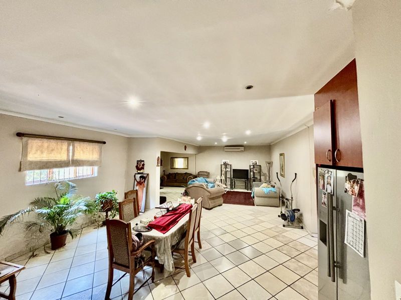 House For Sale in Menlo Park - Photo 2