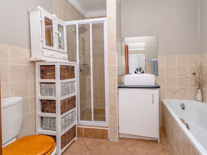 Townhouse For Sale in Noordheuwel - Photo 10