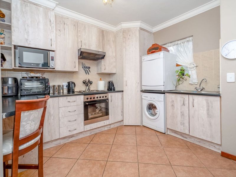 Townhouse For Sale in Noordheuwel - Photo 6