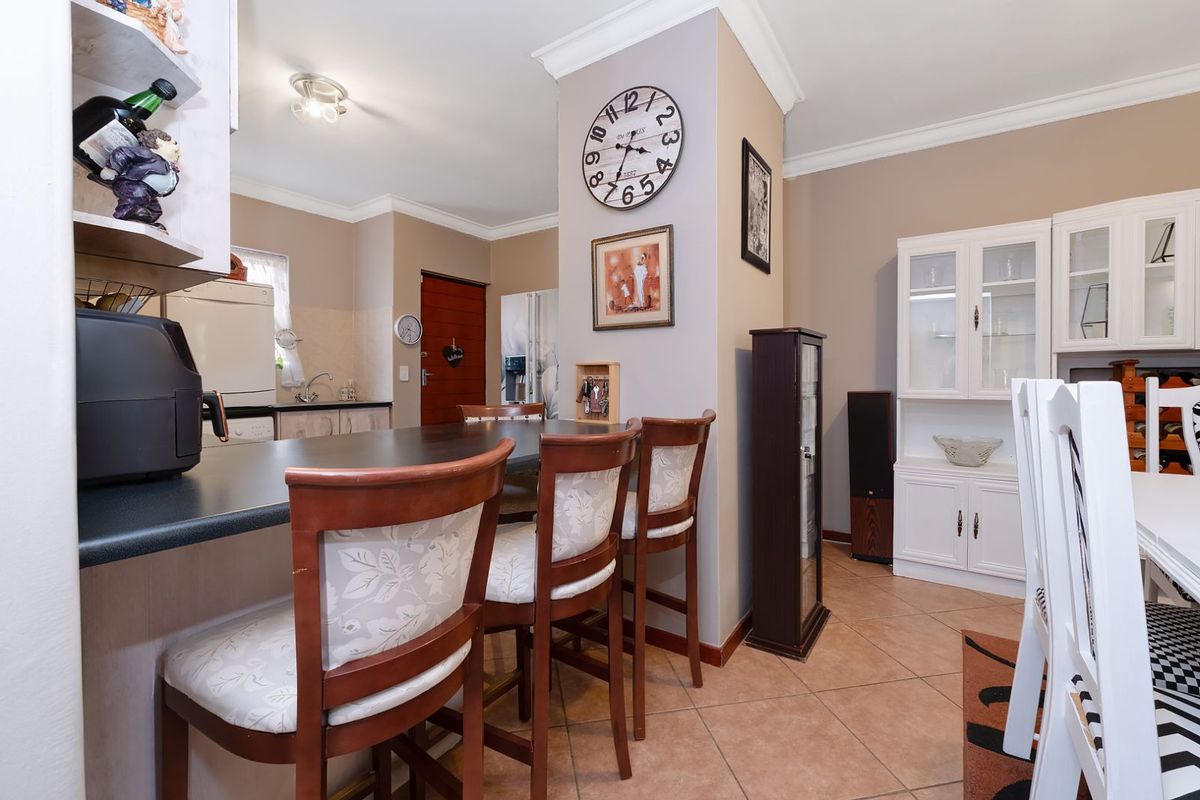 Townhouse For Sale in Noordheuwel - Photo 3