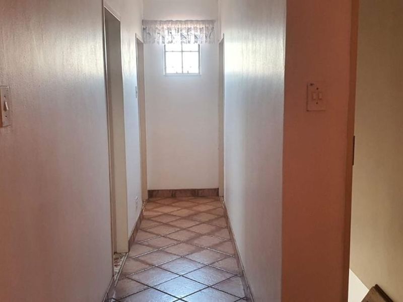 House For Sale in Mountain View - Photo 5