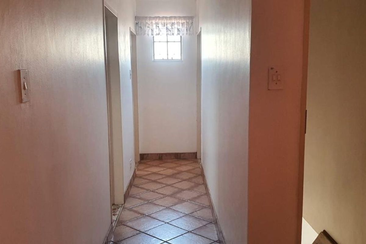 House For Sale in Mountain View - Photo 5