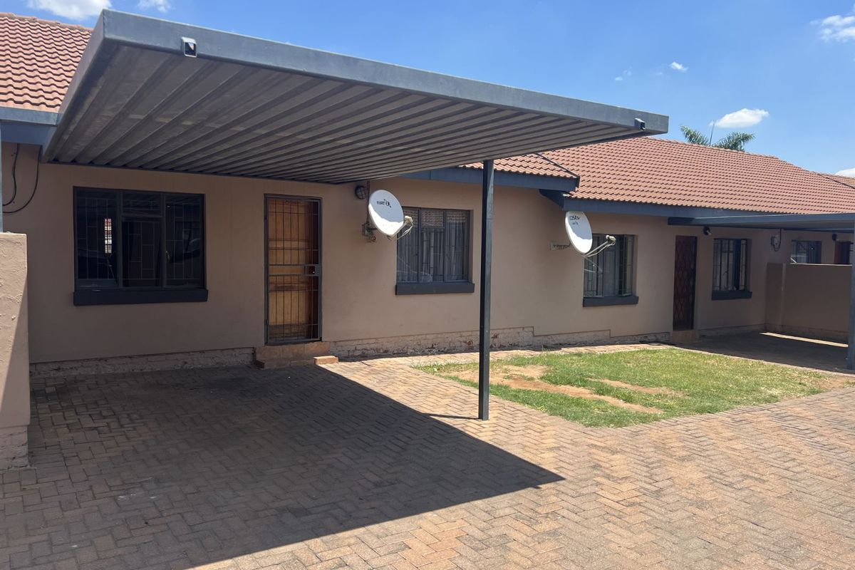 Townhouse For Sale in Annadale - Photo 3