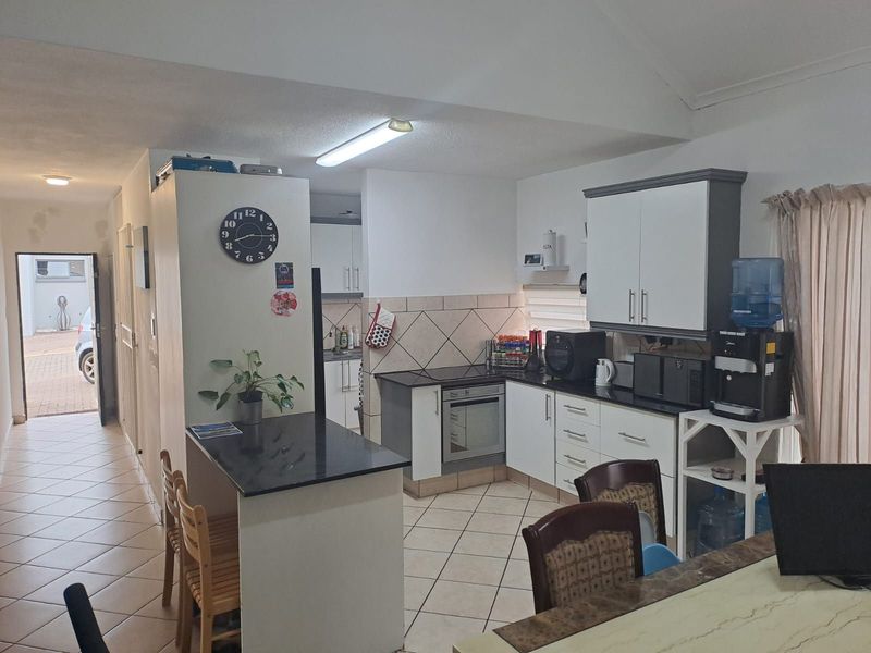 House For Sale in Olympus AH - Photo 2