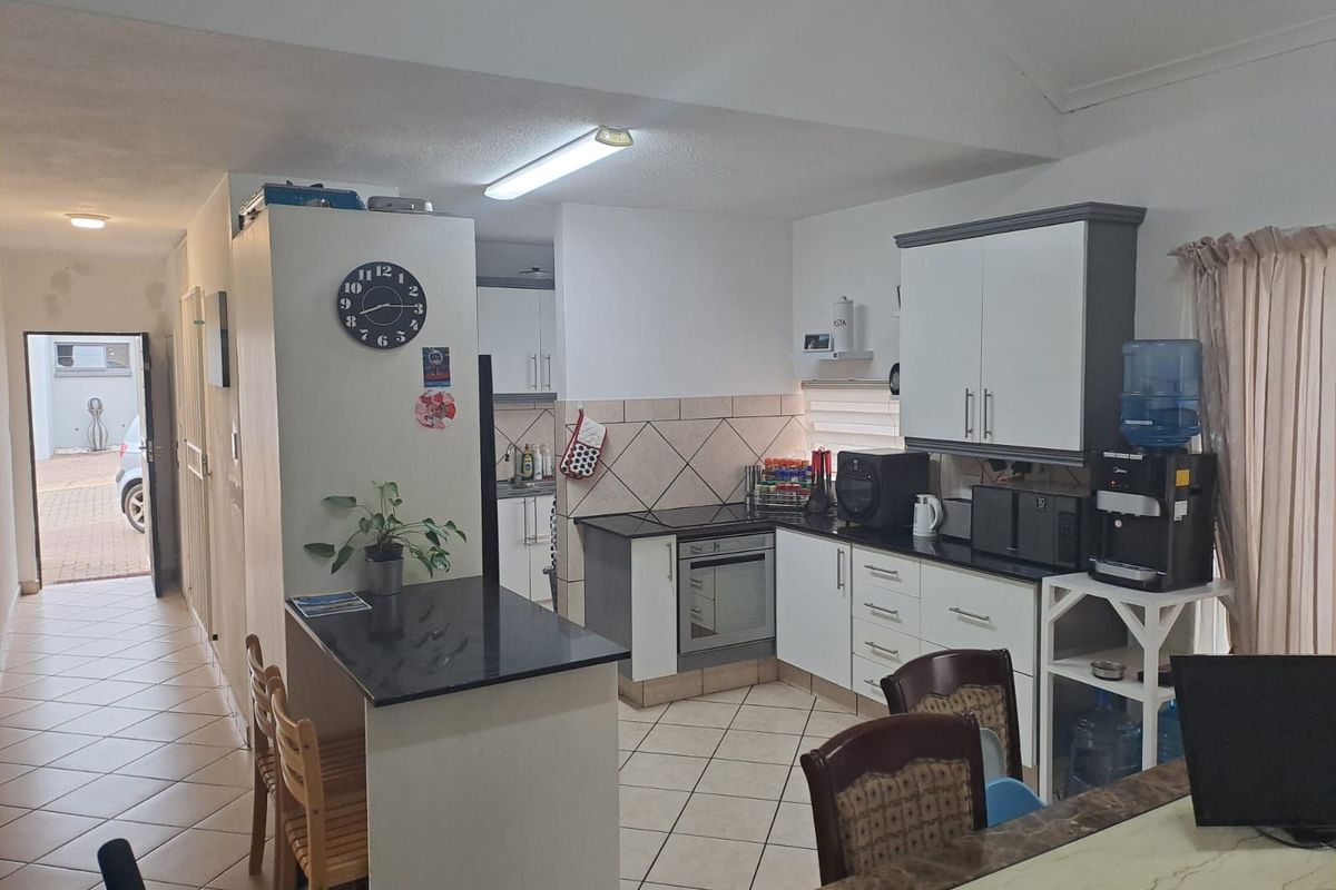 House For Sale in Olympus AH - Photo 2