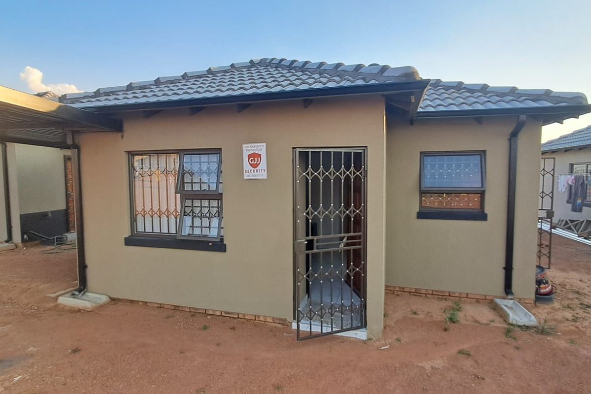 House For Sale in Soshanguve Ext - Photo 2