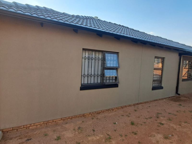 House For Sale in Soshanguve Ext - Photo 5