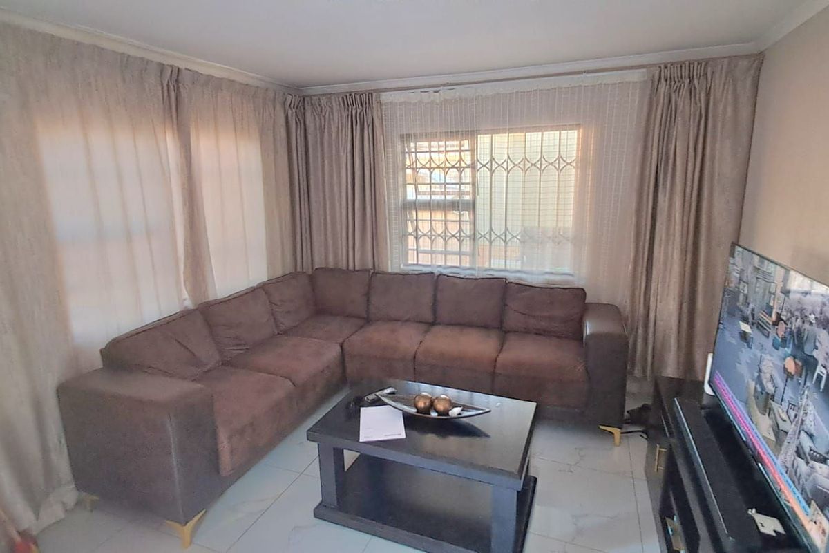 House For Sale in Soshanguve Ext - Photo 4