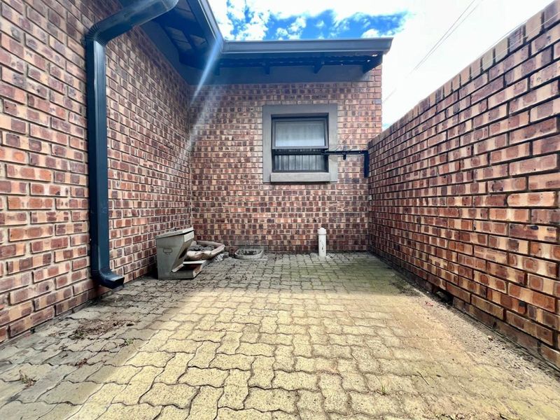 Townhouse For Sale in Ermelo Central - Photo 8