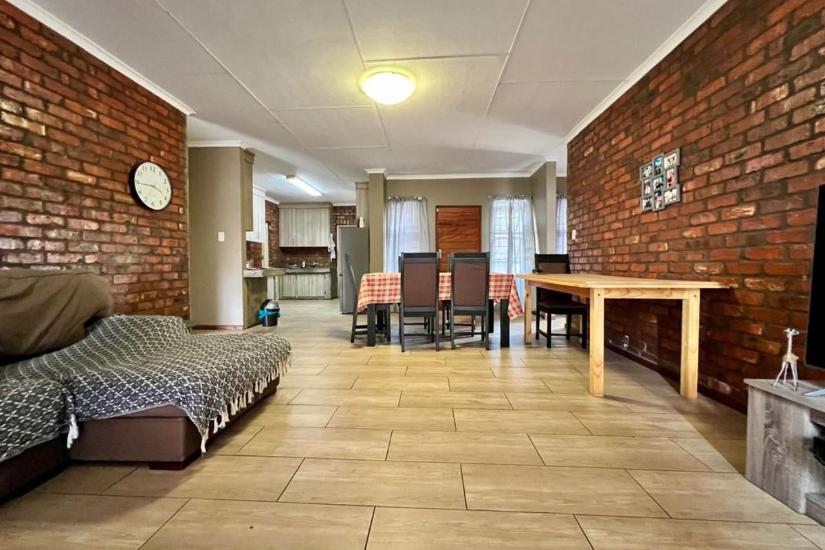 Townhouse For Sale in Ermelo Central - Photo 4