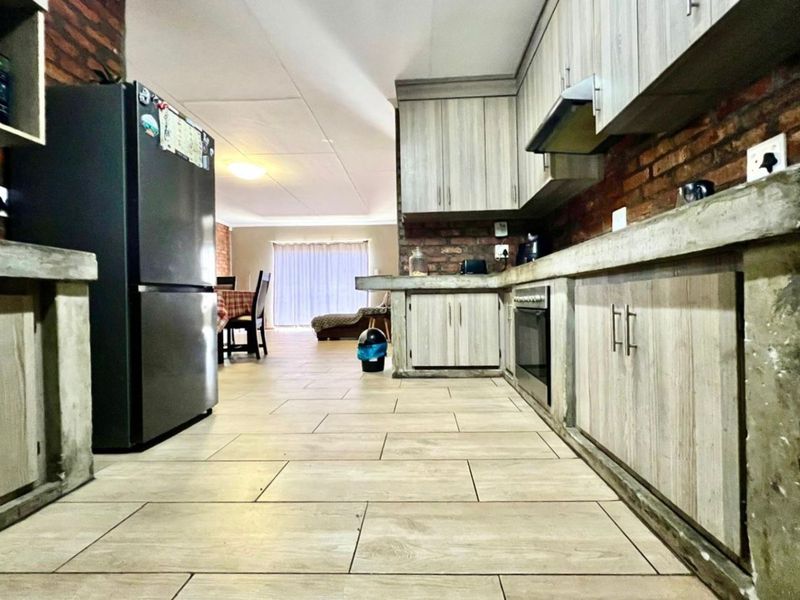 Townhouse For Sale in Ermelo Central - Photo 6