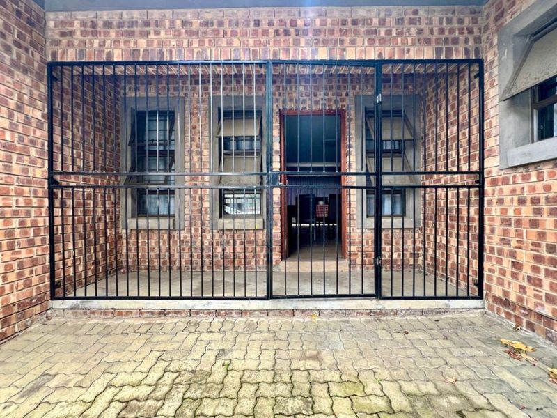 Townhouse For Sale in Ermelo Central - Photo 2