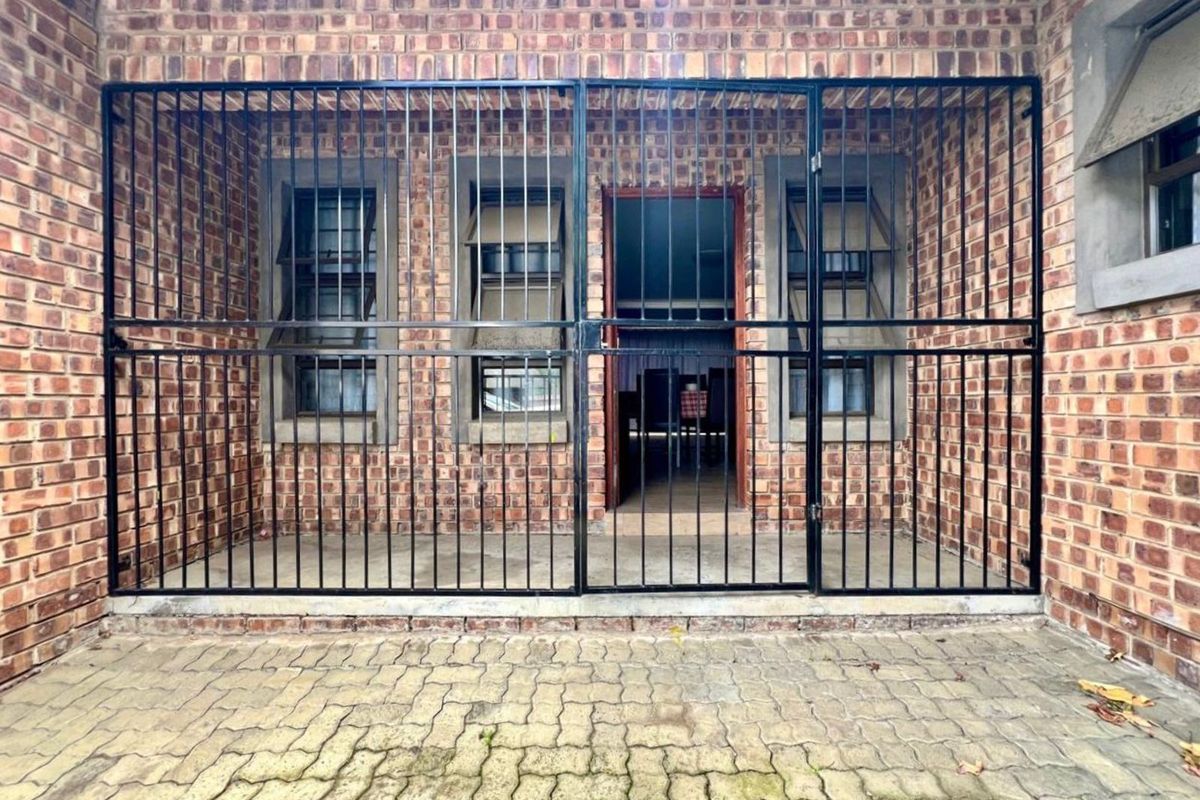 Townhouse For Sale in Ermelo Central - Photo 2