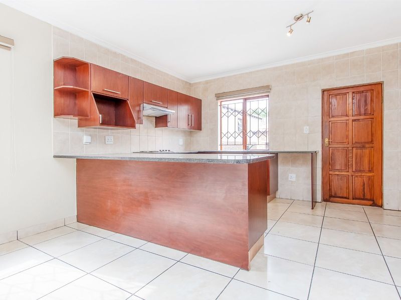 House For Sale in Willowbrook - Photo 8