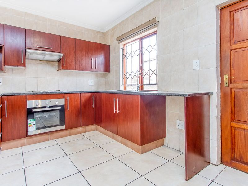 House For Sale in Willowbrook - Photo 5