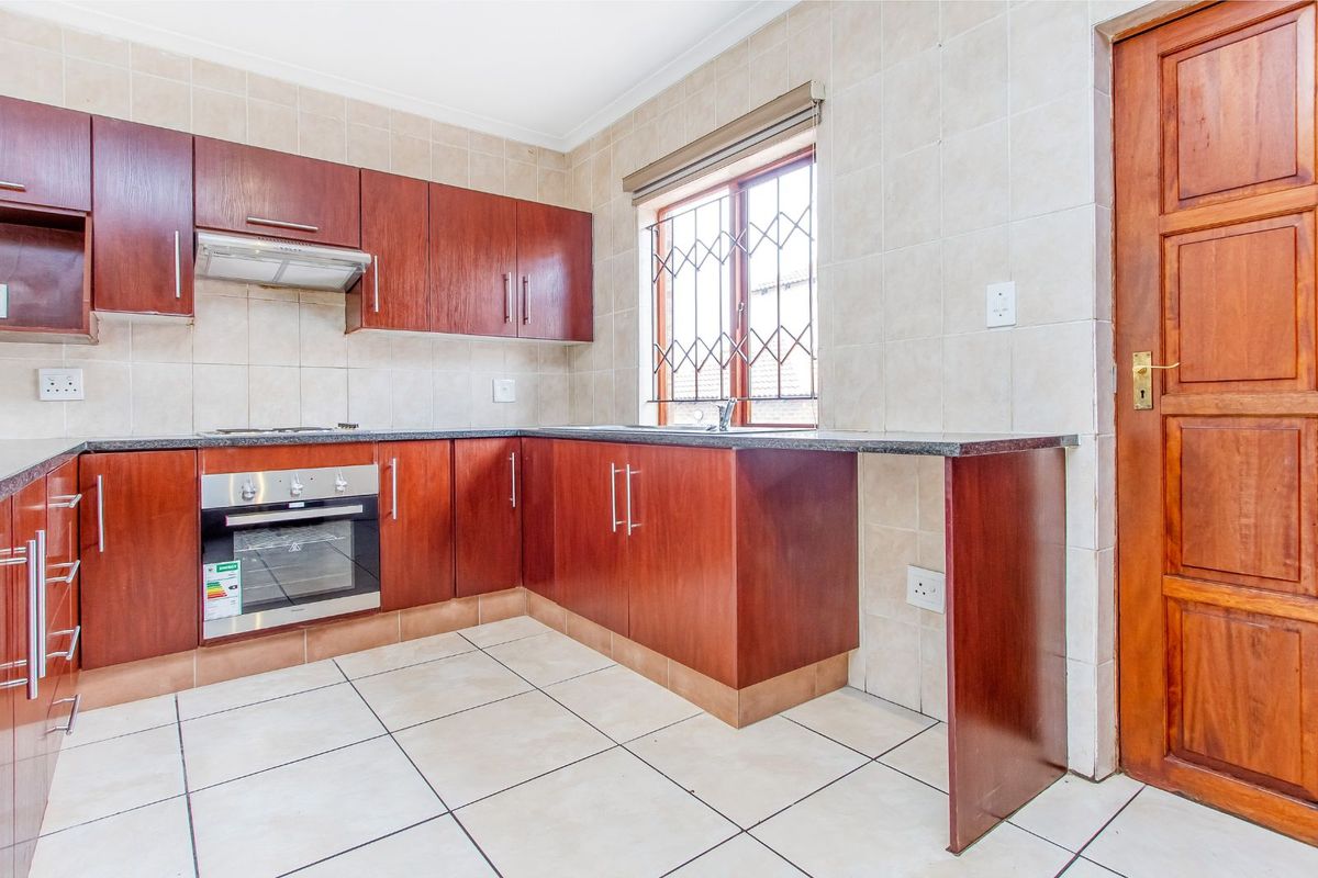 House For Sale in Willowbrook - Photo 5