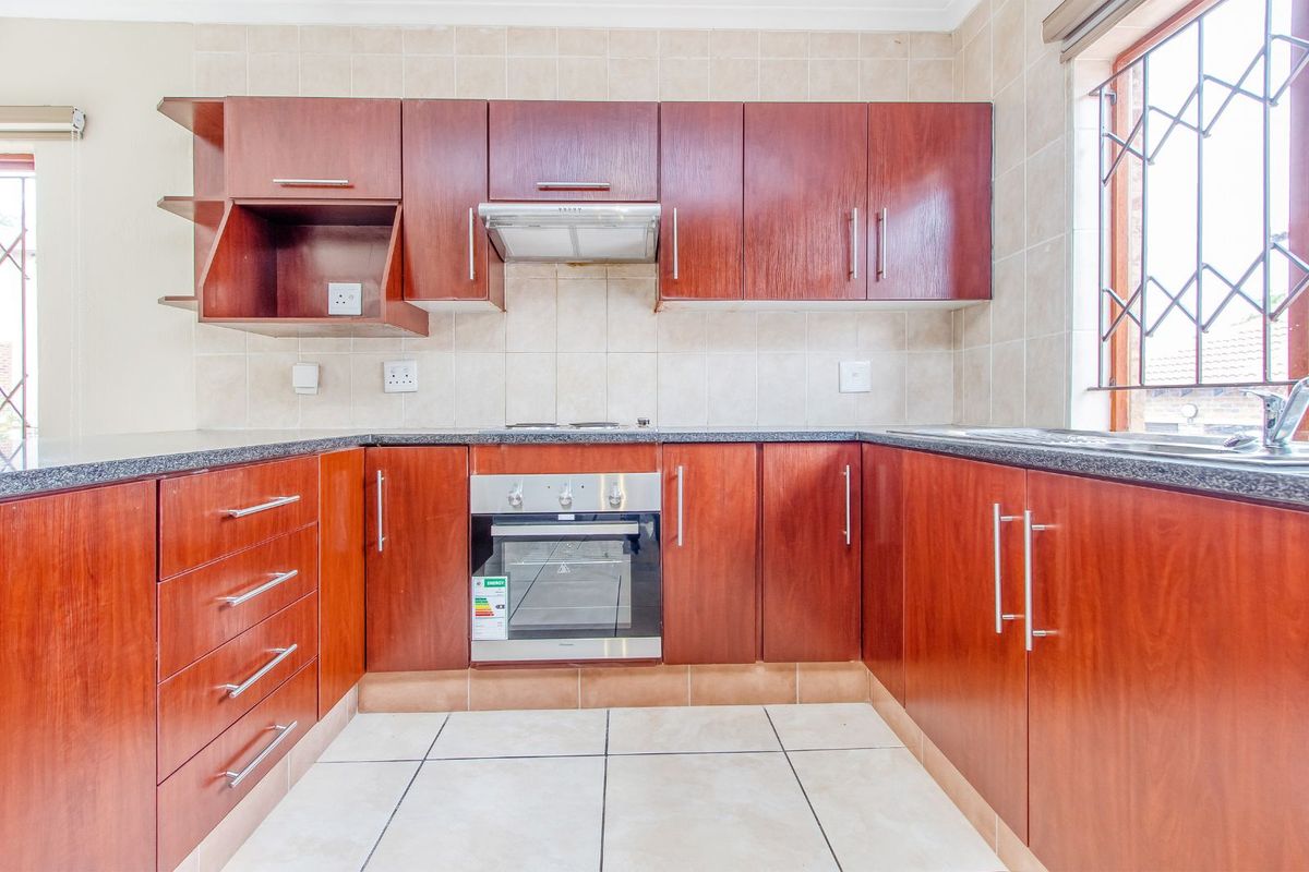 House For Sale in Willowbrook - Photo 5