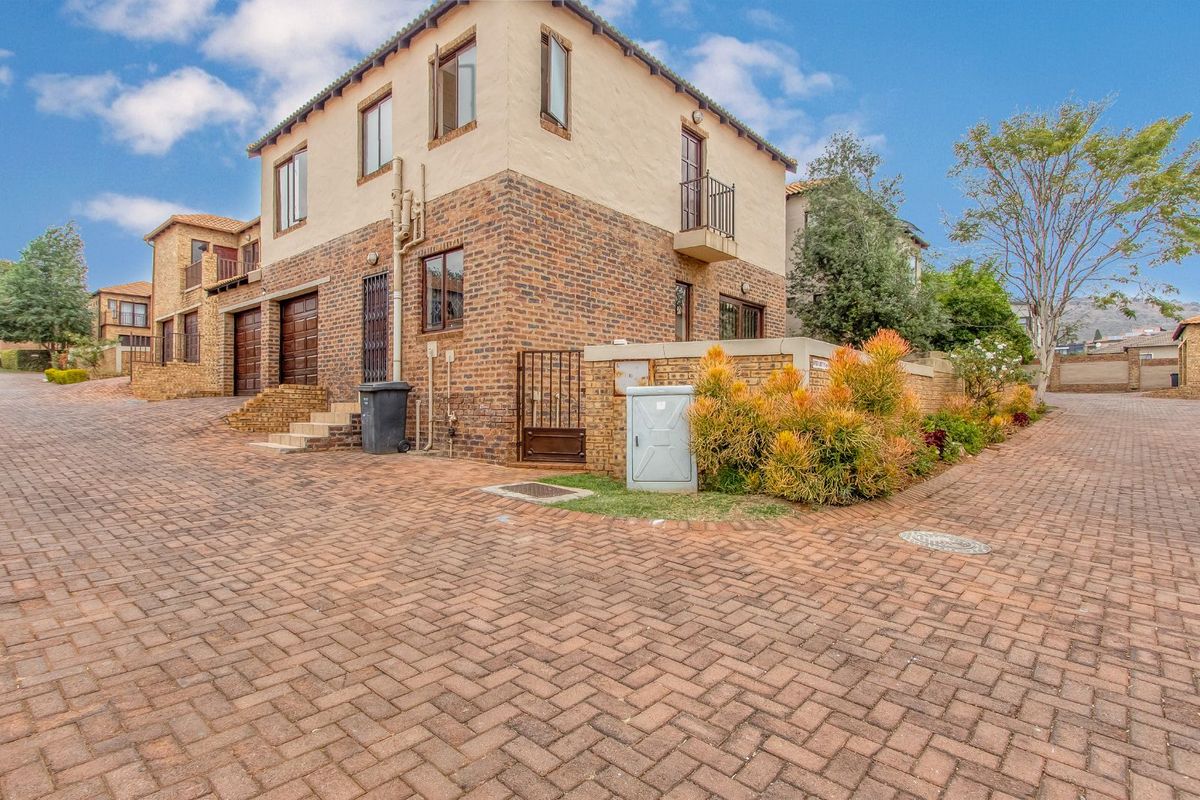 House For Sale in Willowbrook - Photo 2