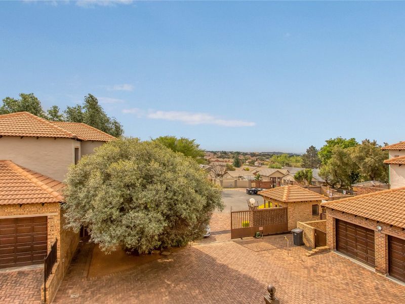 House For Sale in Willowbrook - Photo 3