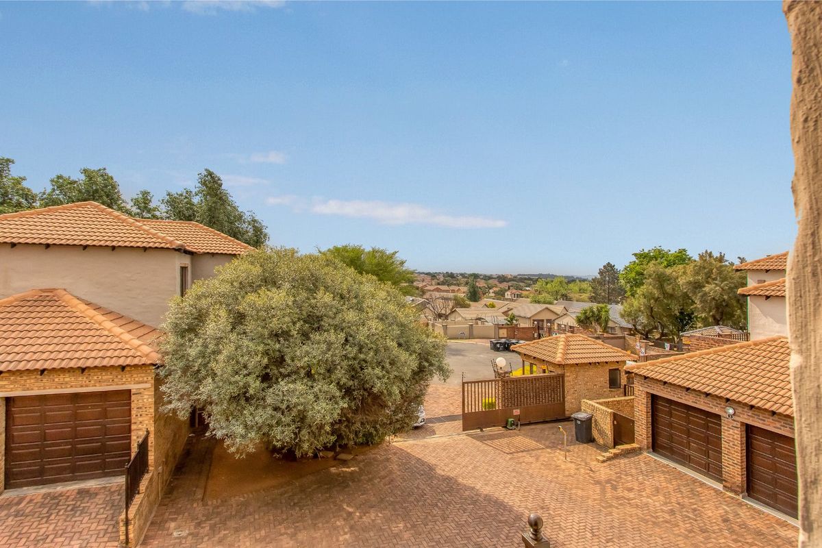 House For Sale in Willowbrook - Photo 3