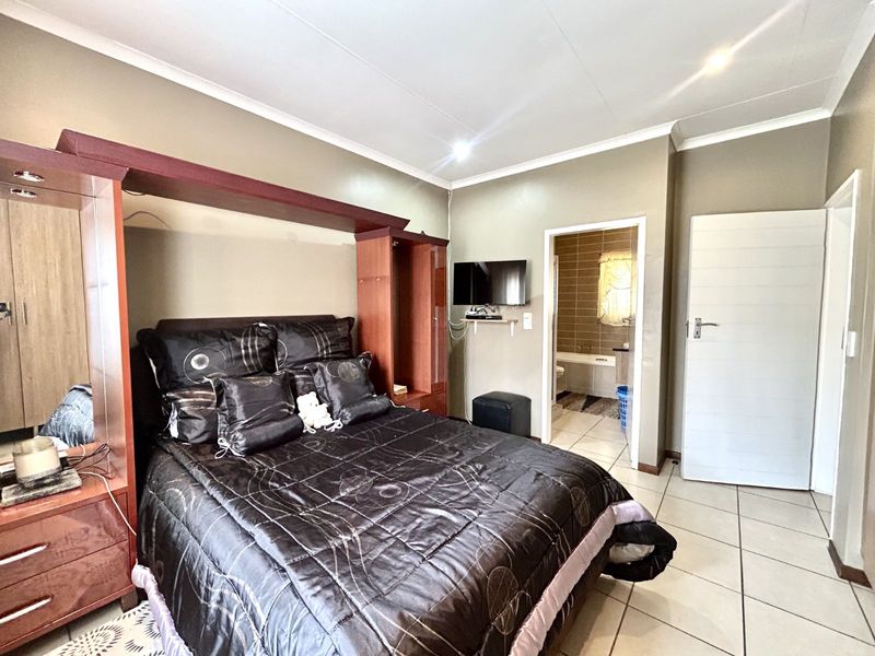 Townhouse For Sale in Mooikloof Ridge - Photo 10