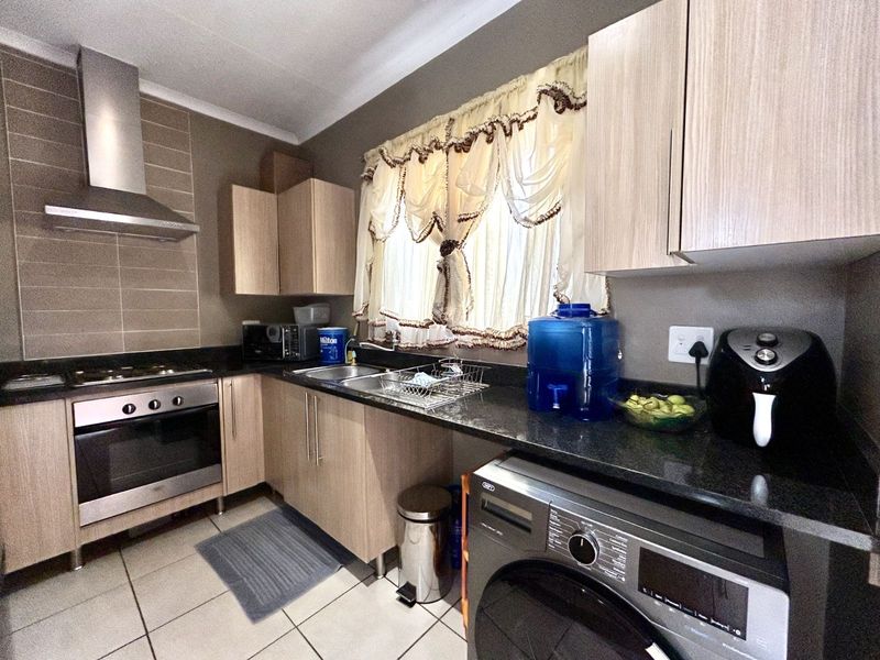 Townhouse For Sale in Mooikloof Ridge - Photo 8