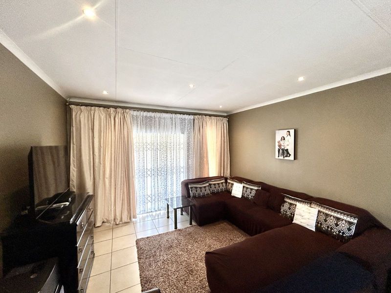 Townhouse For Sale in Mooikloof Ridge - Photo 3