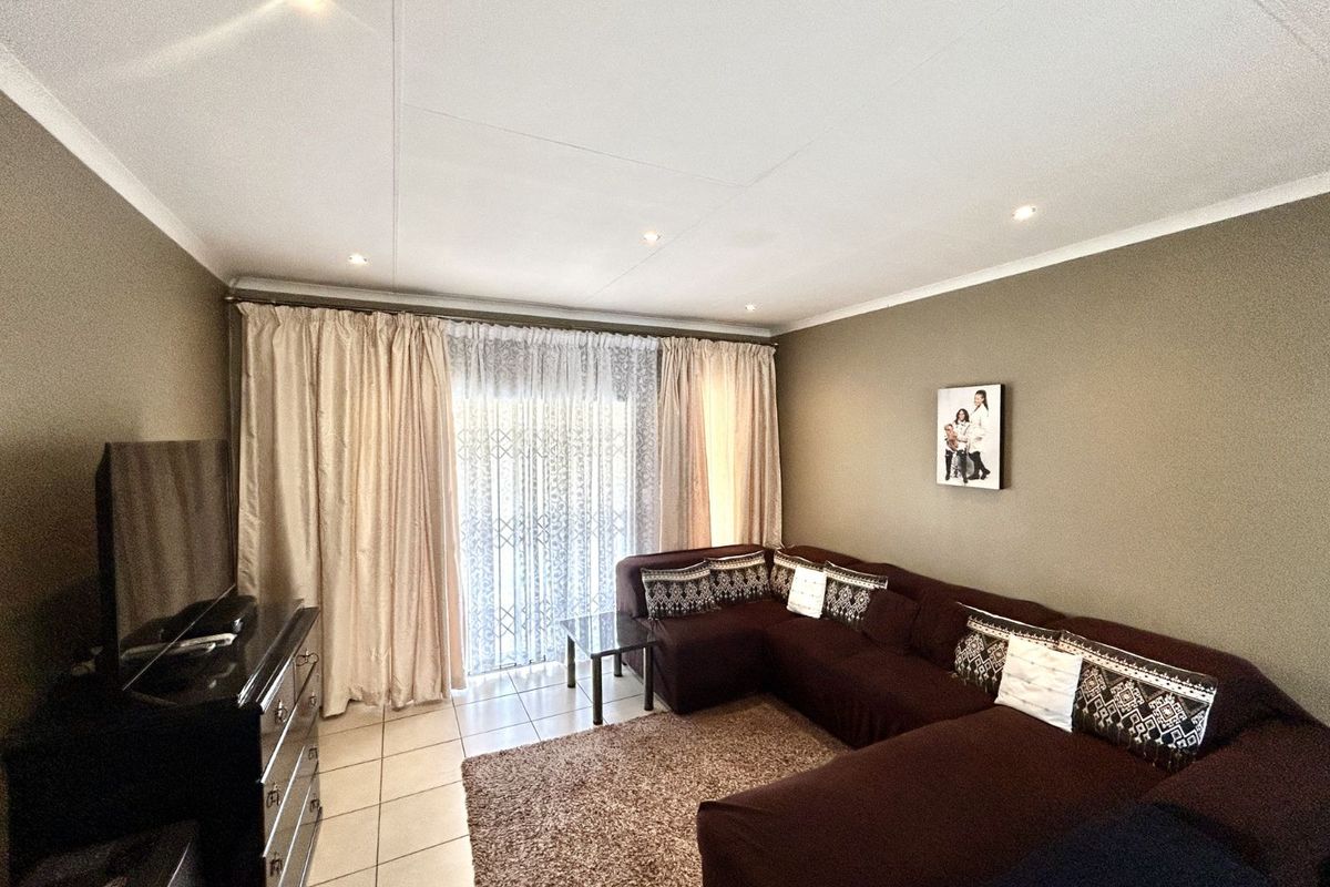 Townhouse For Sale in Mooikloof Ridge - Photo 3
