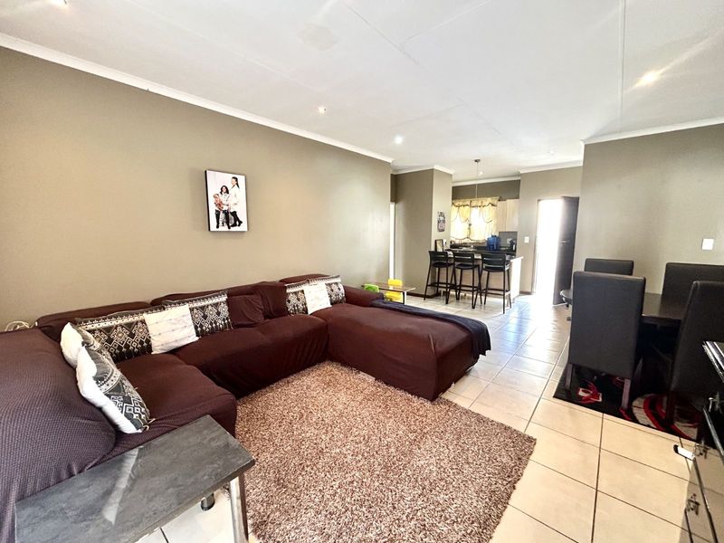 Townhouse For Sale in Mooikloof Ridge - Photo 2