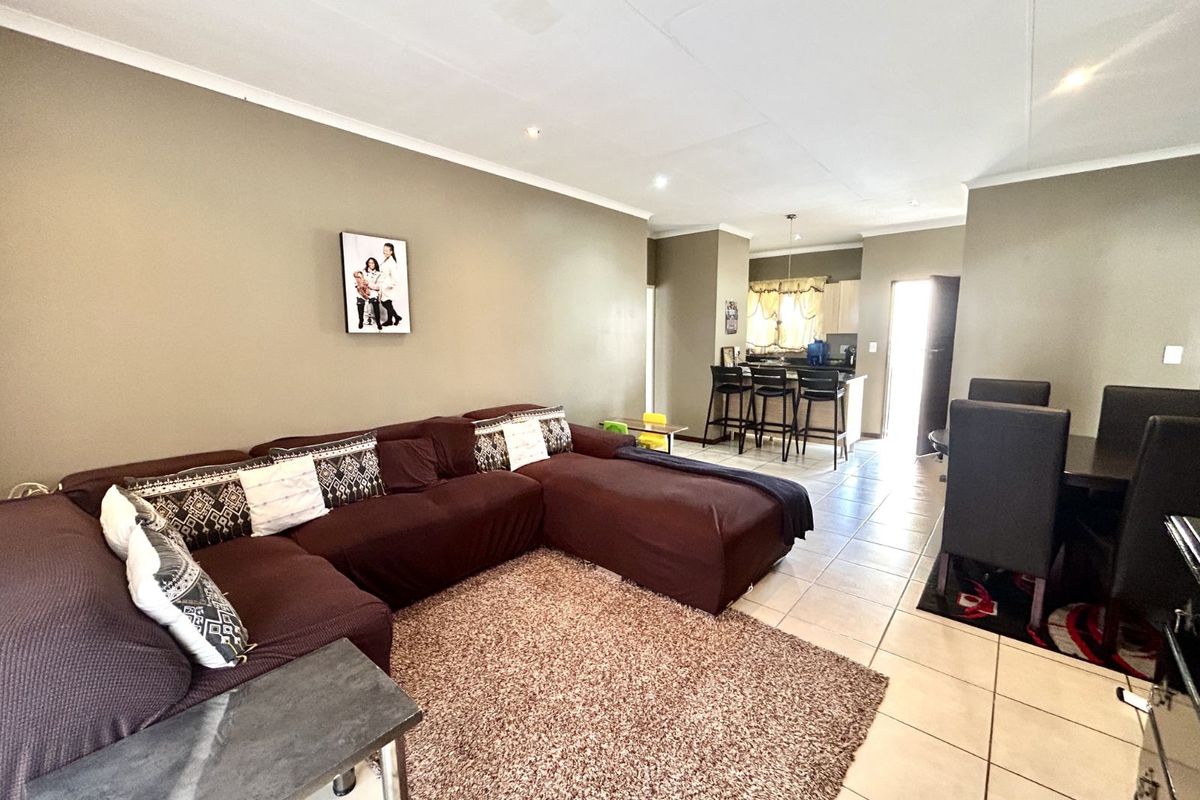 Townhouse For Sale in Mooikloof Ridge - Photo 2