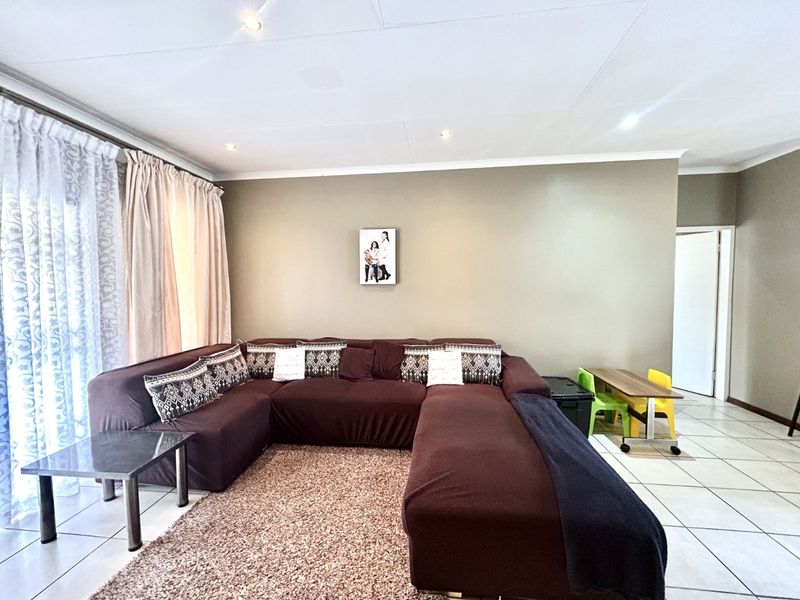 Townhouse For Sale in Mooikloof Ridge - Photo 4