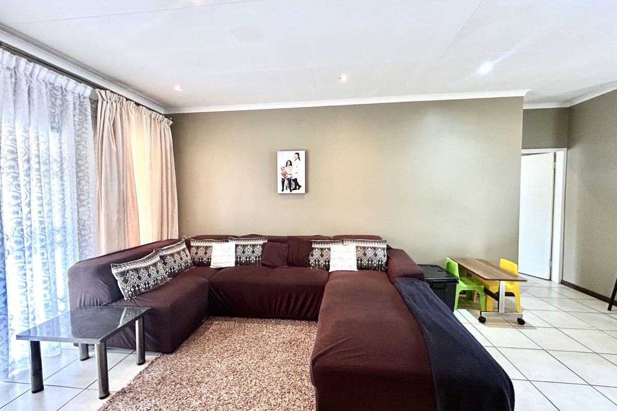 Townhouse For Sale in Mooikloof Ridge - Photo 4