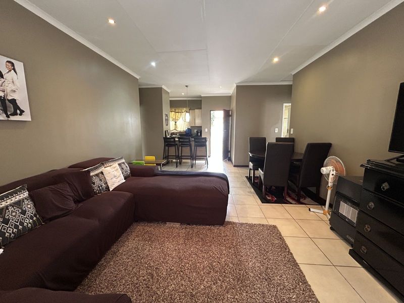 Townhouse For Sale in Mooikloof Ridge - Photo 5