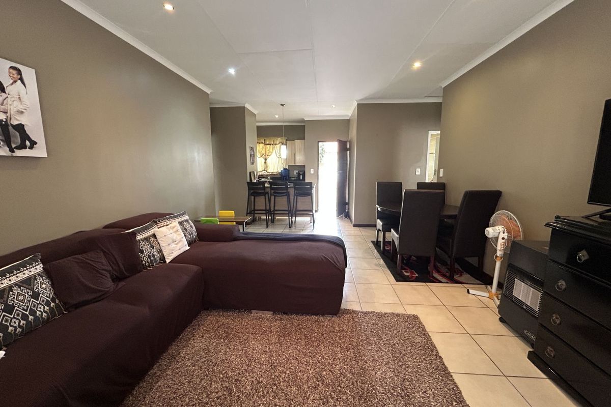 Townhouse For Sale in Mooikloof Ridge - Photo 5