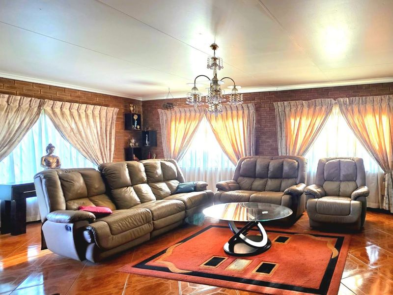 House For Sale in Laudium - Photo 2